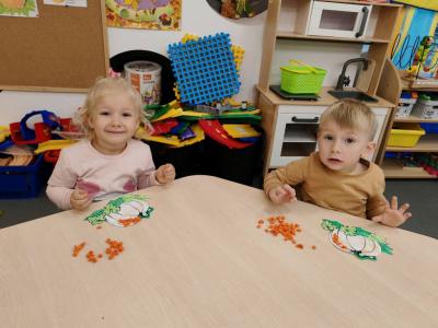 Dzieci robią prace platyczna (2).jpg