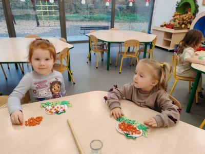 Dzieci robią prace platyczna (3).jpg