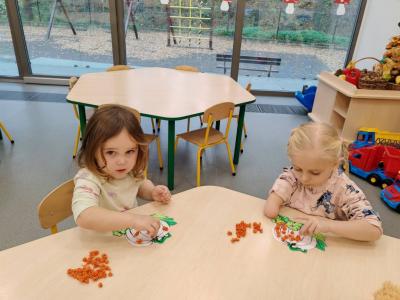 Dzieci robią prace platyczna (4).jpg