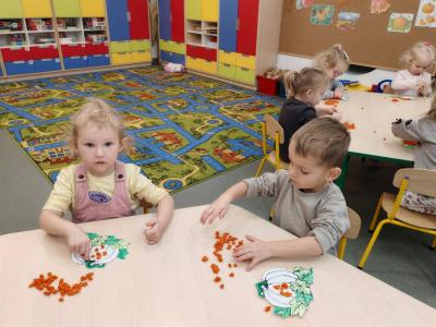 Dzieci robią prace platyczna (5).jpg