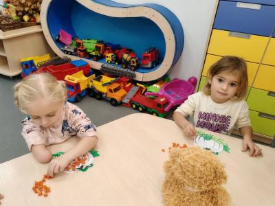 Dzieci robią prace platyczna (6).jpg