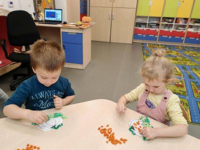 Dzieci robią prace platyczna (7).jpg