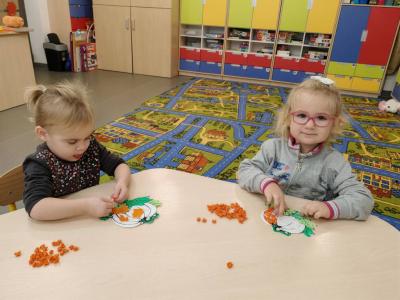 Dzieci robią prace platyczna.jpg