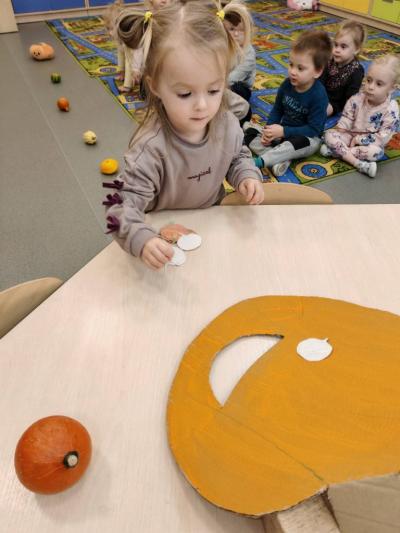 Dziewczynka celuje do buzi dyni (2).jpg