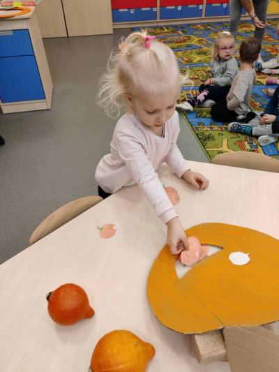 Dziewczynka celuje do buzi dyni (3).jpg