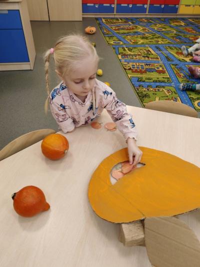 Dziewczynka celuje do buzi dyni (4).jpg