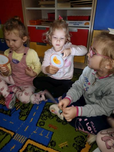 Dziewczynka ogląda obrazek (2).jpg