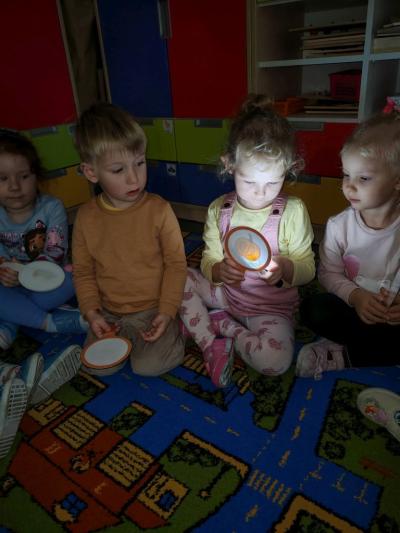 Dziewczynka ogląda obrazek (3).jpg