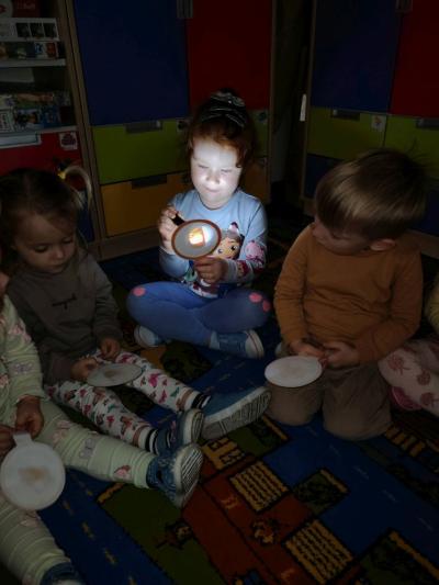 Dziewczynka ogląda obrazek (4).jpg