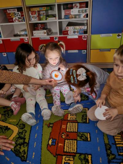 Dziewczynka ogląda obrazek (5).jpg