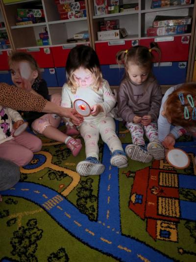 Dziewczynka ogląda obrazek (6).jpg