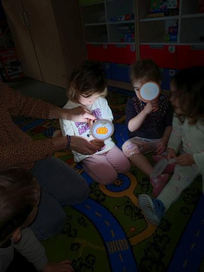 Dziewczynka ogląda obrazek (7).jpg