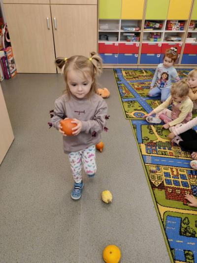 Dziewczynka pokonuje tor przeszkód (2).jpg