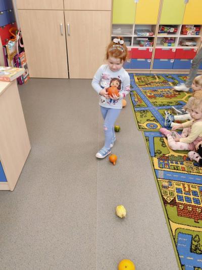 Dziewczynka pokonuje tor przeszkód (3).jpg