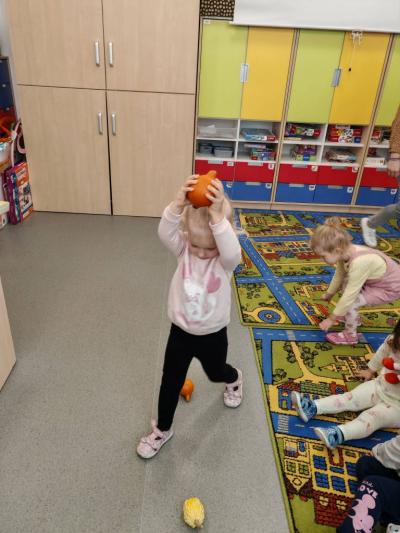 Dziewczynka pokonuje tor przeszkód (5).jpg