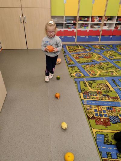 Dziewczynka pokonuje tor przeszkód (6).jpg