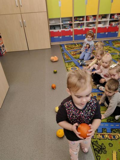 Dziewczynka pokonuje tor przeszkód.jpg