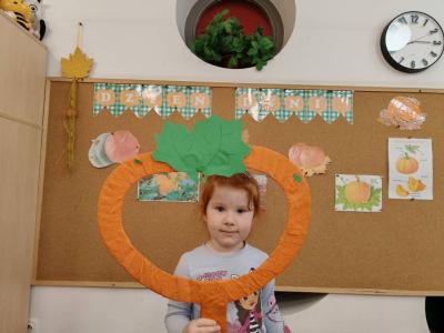 Dziewczynka pozuje do zdjęcia (2).jpg