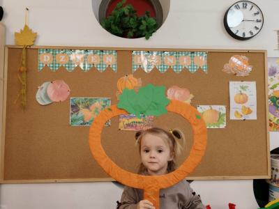 Dziewczynka pozuje do zdjęcia (3).jpg