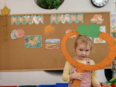 Dziewczynka pozuje do zdjęcia (4).jpg