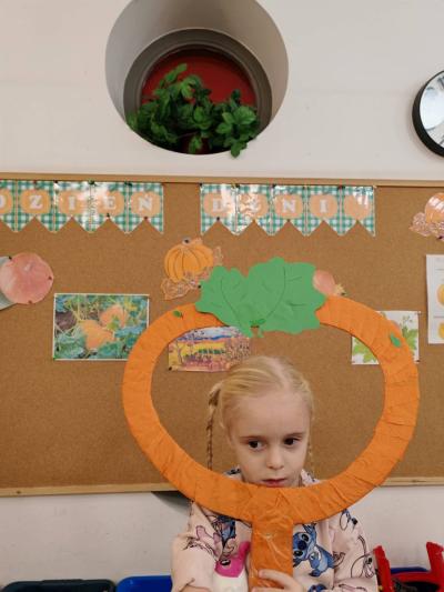 Dziewczynka pozuje do zdjęcia (5).jpg