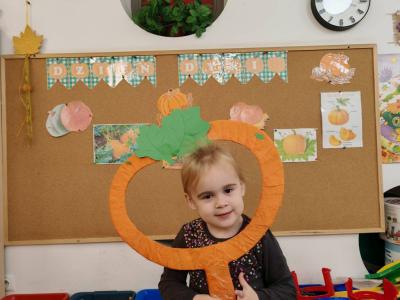 Dziewczynka pozuje do zdjęcia (6).jpg