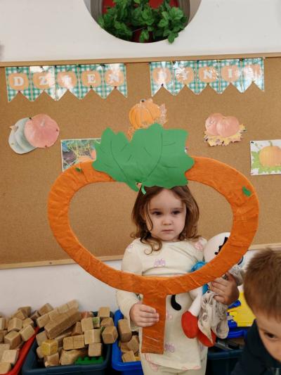 Dziewczynka pozuje do zdjęcia (7).jpg