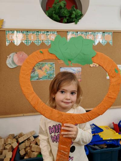 Dziewczynka pozuje do zdjęcia (8).jpg