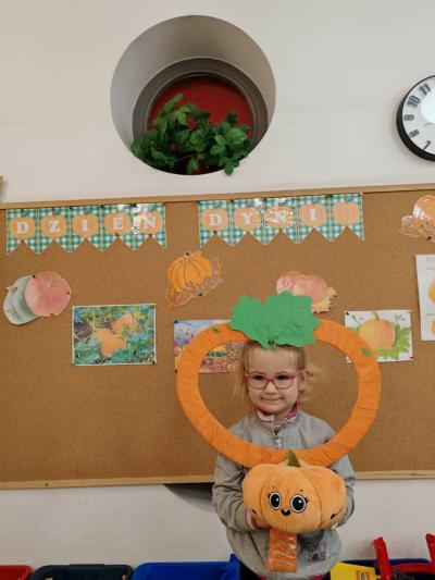 Dziewczynka pozuje do zdjęcia.jpg