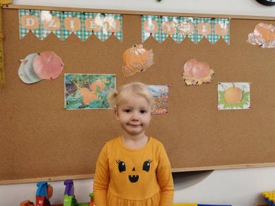 Dziewczynka pozuje do zdjęca.jpg