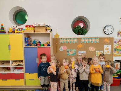 Grupa dzieci pozuje do zdjecia.jpg