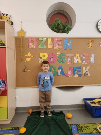 Chłopczyk pozuje na tle tablicy (2).jpg