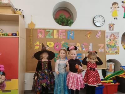 Dzieci pozują na tle tablicy.jpg