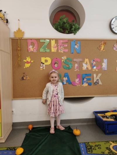 Dziewczynka pozuje na tle tablicy (2).jpg