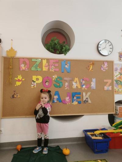 Dziewczynka pozuje na tle tablicy (3).jpg