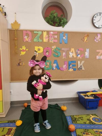 Dziewczynka pozuje na tle tablicy (4).jpg