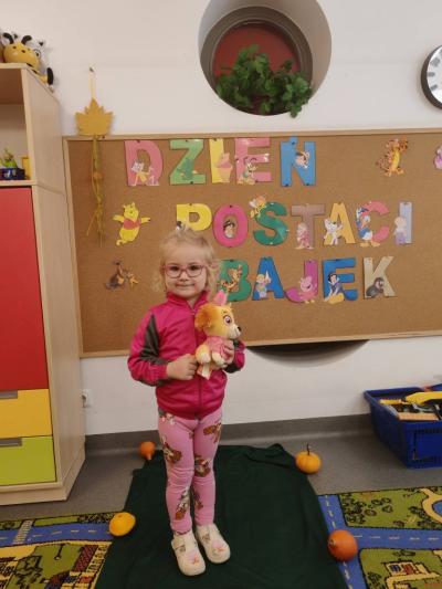 Dziewczynka pozuje na tle tablicy (5).jpg