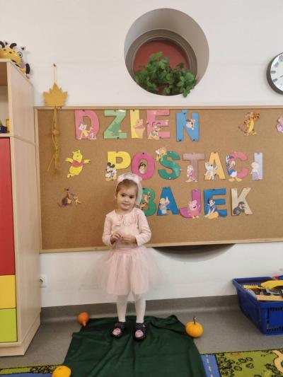 Dziewczynka pozuje na tle tablicy (6).jpg