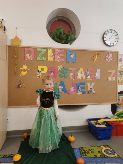 Dziewczynka pozuje na tle tablicy (7).jpg