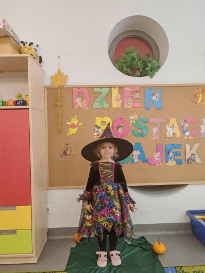 Dziewczynka pozuje na tle tablicy (8).jpg