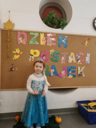 Dziewczynka pozuje na tle tablicy (9).jpg