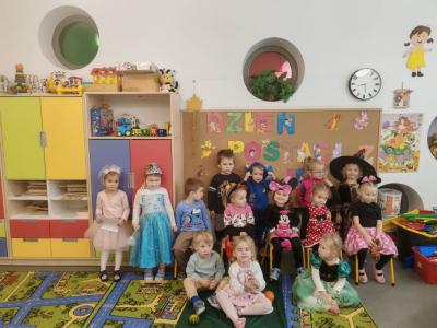 Grupa dzieci pozuje do wspólnego zdjęcia.jpg