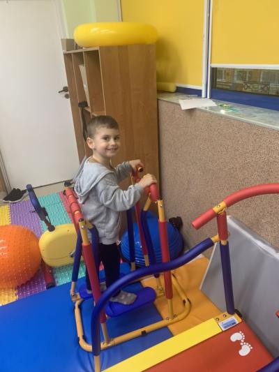 Chłopiec ćwiczy na mini przyrządzie w sali ćwiczeń..jpg