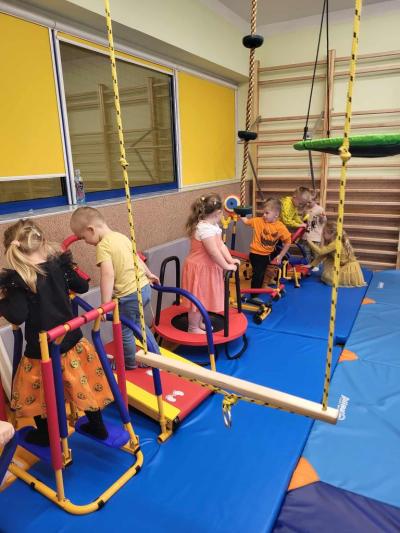 Dzieci ćwiczą na mini przyrządach w sali ćwiczeń..JPG