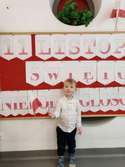 Chłopczyk na tle tablicy  pozuje do zdjecia (2).jpg