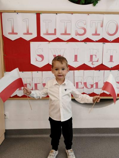 Chłopczyk na tle tablicy  pozuje do zdjecia (3).jpg