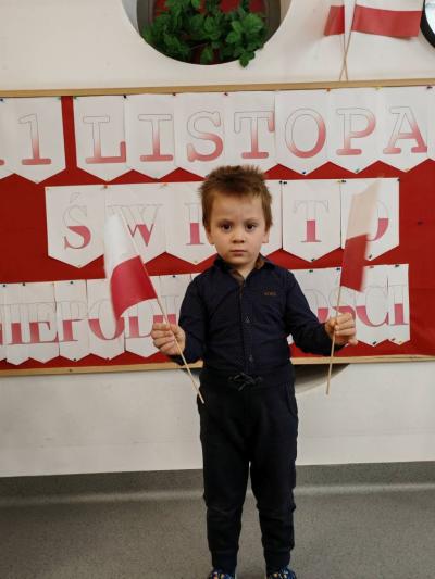 Chłopczyk na tle tablicy  pozuje do zdjecia (4).jpg