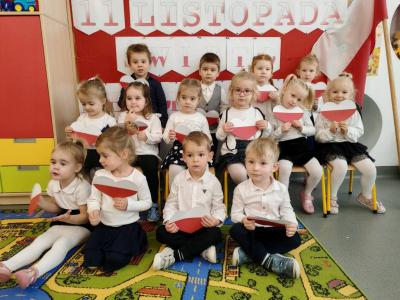 Dzieci z wspólnie pozują do zdjęcia.jpg