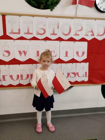 Dziewczynka na tle tablicy pozuje do zdjecia (4).jpg