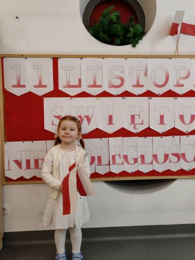 Dziewczynka na tle tablicy pozuje do zdjecia (5).jpg